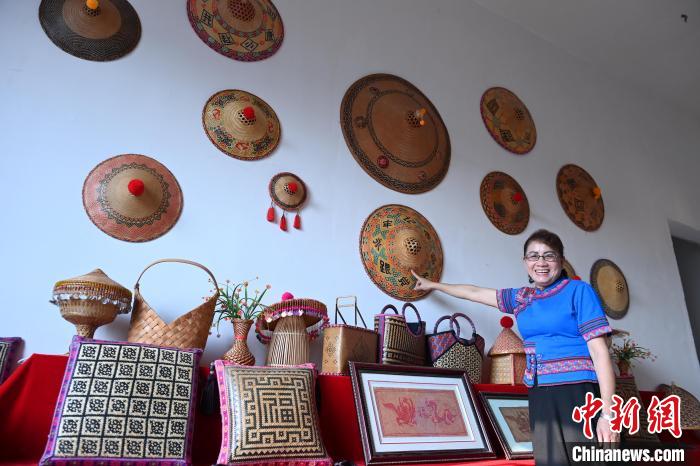 譚素娟母女二人合力創(chuàng)新了古老的花竹帽編織技藝，將年輕人喜歡的花紋、顏色融入到創(chuàng)作中。　王以照 攝