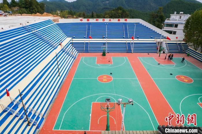 圖為臺(tái)盤村改擴(kuò)建后的“村BA”球場(chǎng)?！√普?攝