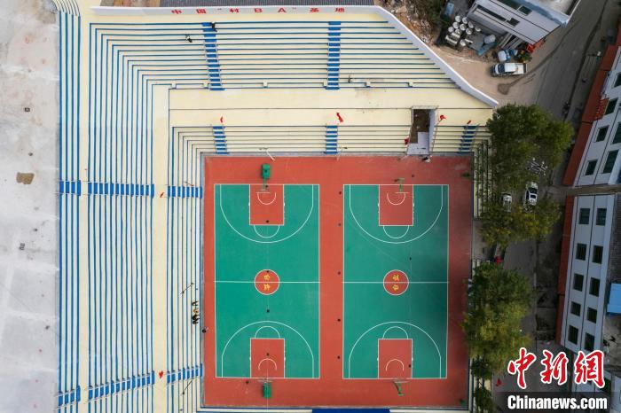 圖為臺(tái)盤村改擴(kuò)建后的“村BA”球場(chǎng)?！√普?攝