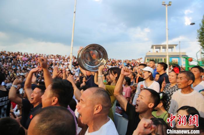 圖為“村BA”籃球賽比賽現(xiàn)場(chǎng)，觀看球賽的民眾加油助威。　余天英 攝