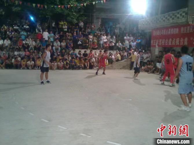 圖為以前臺(tái)盤村的籃球場(chǎng)。　臺(tái)江縣委宣傳部供圖