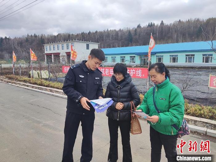 趙華琛(左一)正在給群眾講解反詐信息。　受訪者供圖