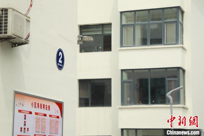 昔日私搭亂建、環(huán)境衛(wèi)生臟亂差的現(xiàn)象已不見蹤影，老舊小區(qū)著“新裝”?！∠蛏?攝