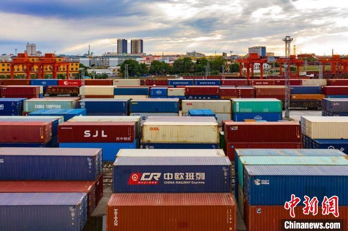 圖為二連浩特口岸運(yùn)行的中歐班列?！×簳院?攝