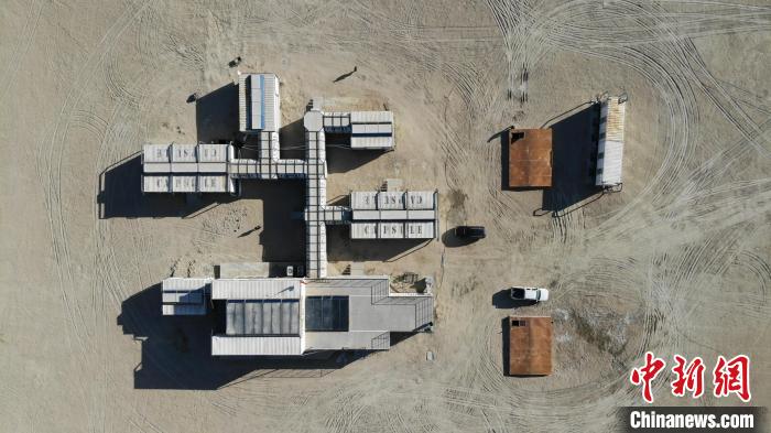 圖為無(wú)人機(jī)航拍火星營(yíng)地?！O睿 攝