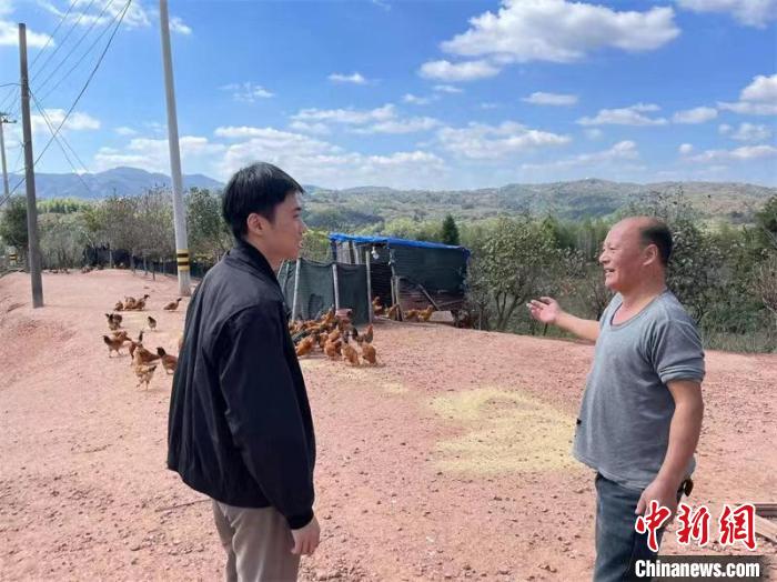 養(yǎng)殖戶沈海江享受到了“快遞進(jìn)村”紅利。　余軒供圖