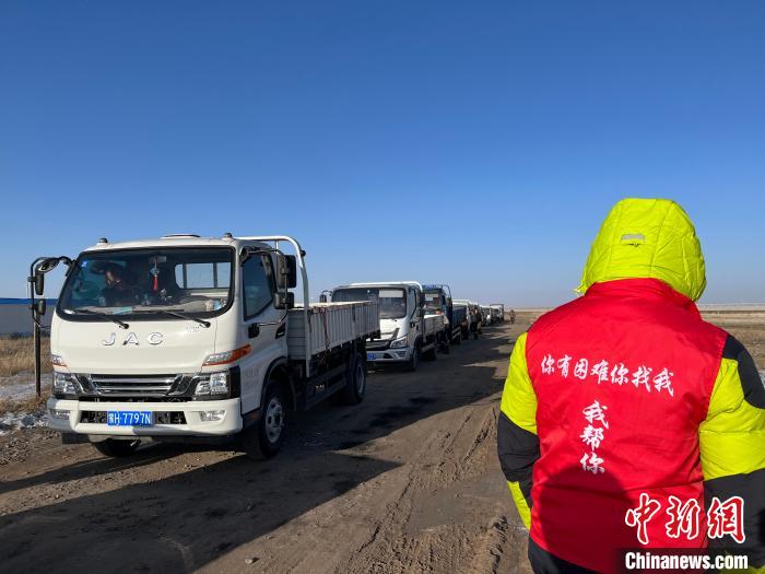 圖為牧民們正排隊等著拉煤?！氁舳继m 攝