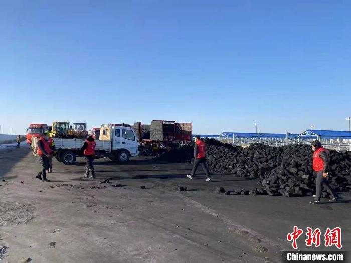 圖為工作人員正在協(xié)助牧民裝煤?！氁舳继m 攝
