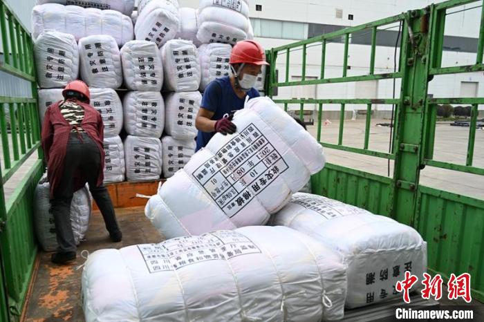 一批御寒物資正在裝車。　四川應(yīng)急 供圖