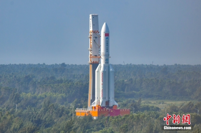 10月25日，夢(mèng)天實(shí)驗(yàn)艙與長(zhǎng)征五號(hào)B遙四運(yùn)載火箭組合體已轉(zhuǎn)運(yùn)至發(fā)射區(qū)。后續(xù)將按計(jì)劃開展發(fā)射前各項(xiàng)功能檢查和聯(lián)合測(cè)試等工作，并于近日擇機(jī)實(shí)施發(fā)射。圖為夢(mèng)天實(shí)驗(yàn)艙與長(zhǎng)征五號(hào)B遙四運(yùn)載火箭組合體轉(zhuǎn)運(yùn)中。 <a target='_blank' href='/'>中新社</a>記者 駱云飛 攝