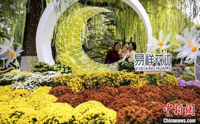 10月25日，第43屆趵突泉金秋菊展在濟南天下第一泉風景區(qū)開幕?！堄?攝