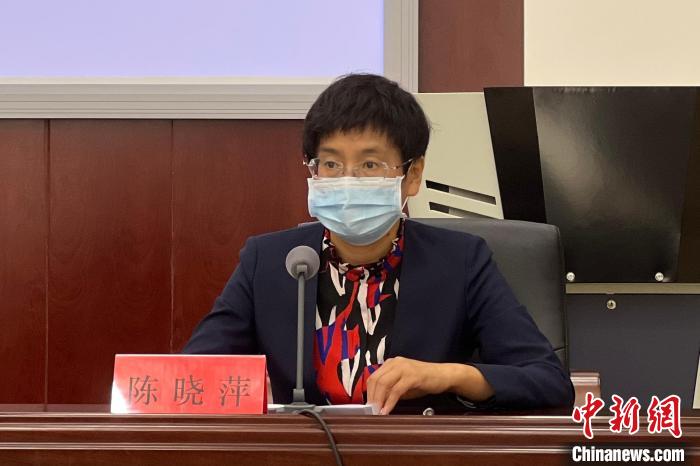 圖為西寧市商務(wù)局局長(zhǎng)陳曉萍在新聞發(fā)布會(huì)上介紹西寧市基本生活必需品保障情況?！±罱瓕?攝