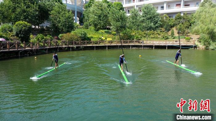 廣西河池學院學生進行獨竹漂技能練習?！⊥跻哉?攝