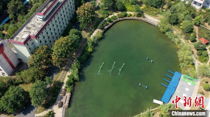 廣西河池學院學生進行獨竹漂技能練習?！⊥跻哉?攝