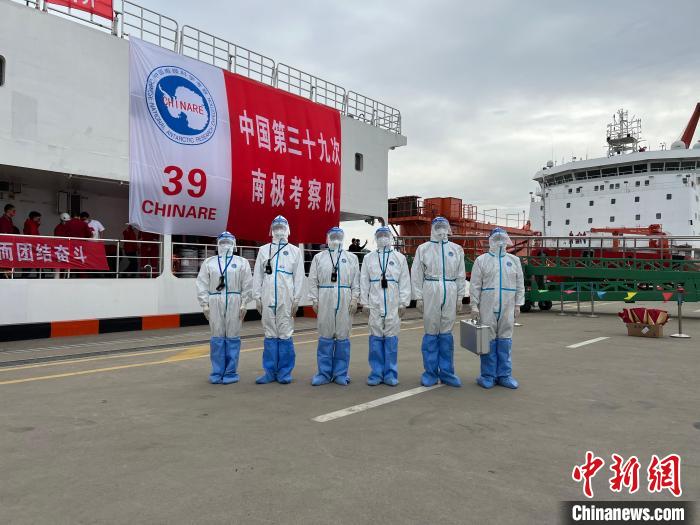 邊檢機(jī)關(guān)將查驗(yàn)窗口設(shè)在碼頭船邊。