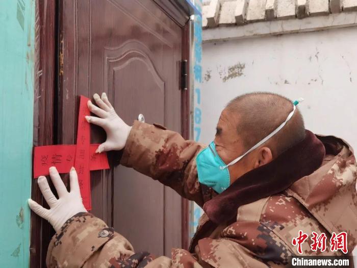 圖為呼和浩特團(tuán)結(jié)小區(qū)網(wǎng)格員李吉慶在工作中?！『艉秃铺赜轮新飞鐓^(qū)供圖