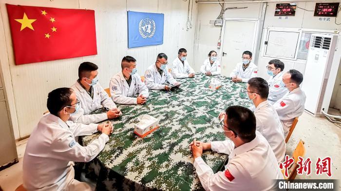 圖為在演練中，醫(yī)療分隊接到救治任務(wù)后迅速召集醫(yī)護(hù)人員啟動應(yīng)急救援救治方案。　高莎惠 攝