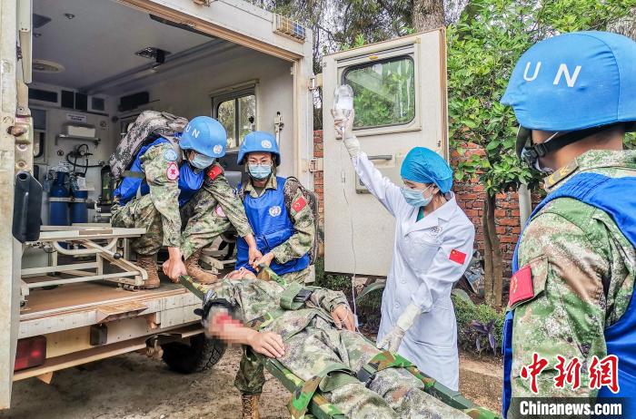 圖為在傷員救治演練中，醫(yī)療分隊正在接收傷員?！「呱?攝