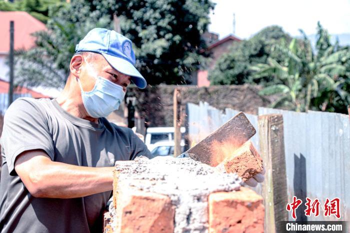 圖為為強(qiáng)化營區(qū)安全防衛(wèi)工事，工兵分隊正在為醫(yī)療分隊建設(shè)堅固圍墻一線防衛(wèi)工事?！「呱?攝