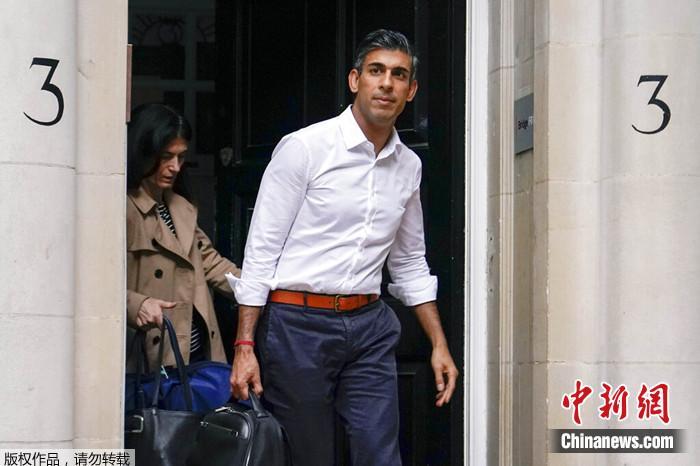 當(dāng)?shù)貢r間2022年10月23日，蘇納克離開他在倫敦的競選辦公室。