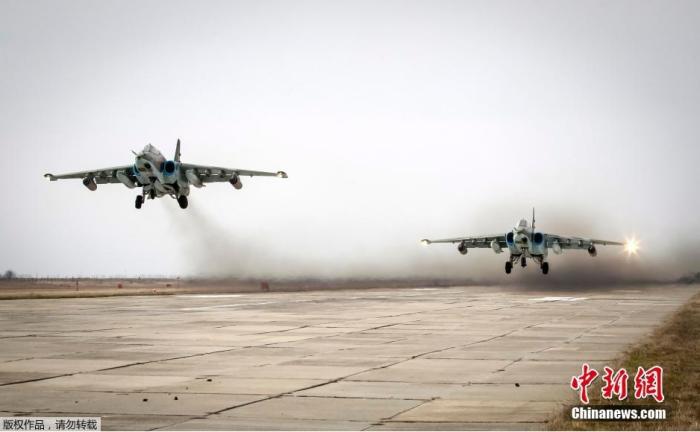 資料圖：2015年3月12日，俄羅斯塔夫羅波爾舉行大規(guī)模軍演。