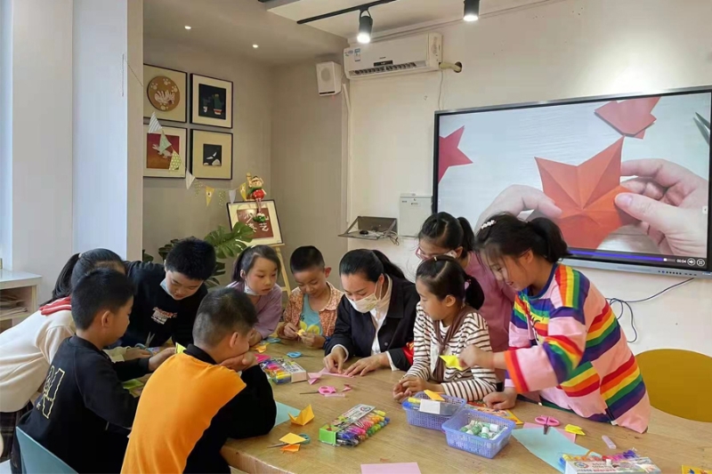 “軍娃”們一起上手工課。莆田市實驗小學(xué)供圖