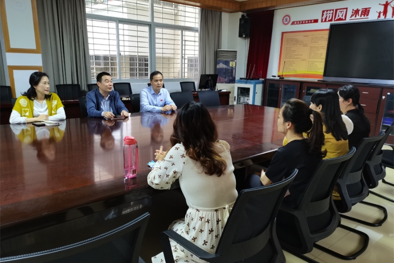 學(xué)校領(lǐng)導(dǎo)與軍屬座談，為其解決難題。莆田市實驗小學(xué)供圖