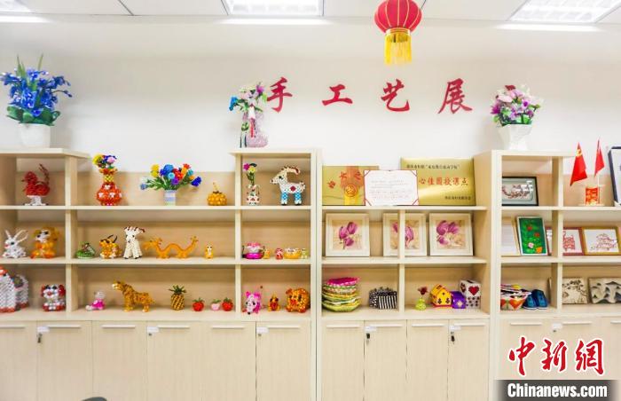 圖為“周婆婆手工坊”內陳列的周有玉及學員作品?！￡愽?攝