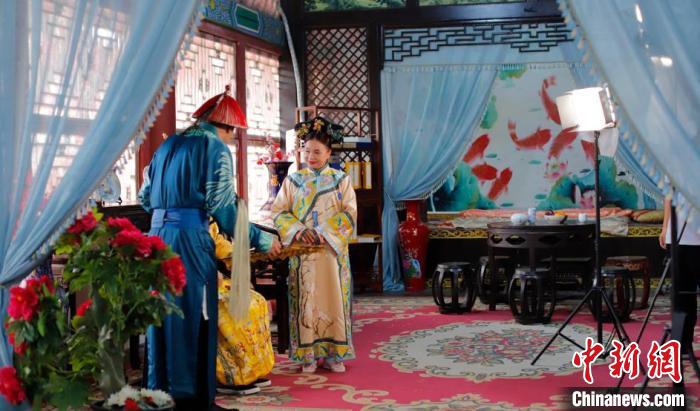 浙江橫店：游客站片場(chǎng)“C位”最低幾十元“過戲癮”