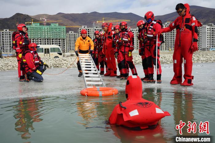 圖為拉薩消防員開展水上救援演練。資料圖 拉薩市消防救援支隊(duì)供圖