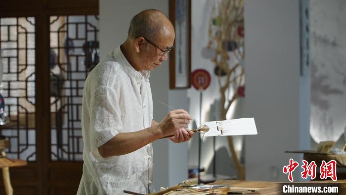 黃碩夫正在制作團(tuán)扇?！±顙申?攝