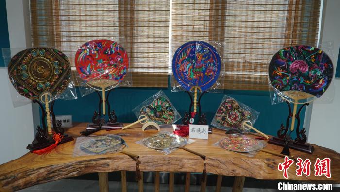 制作精美的桂林圓竹剖絲團(tuán)扇作品?！±顙申?攝