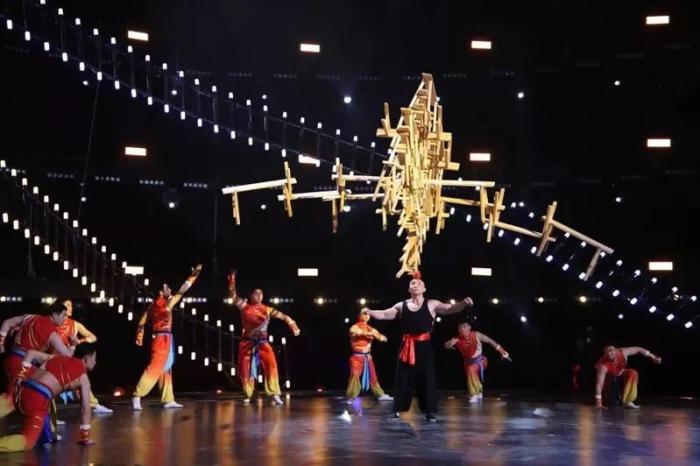 雜技《頂板凳——中國龍》。圖片來源：臺灣《經(jīng)濟日報》