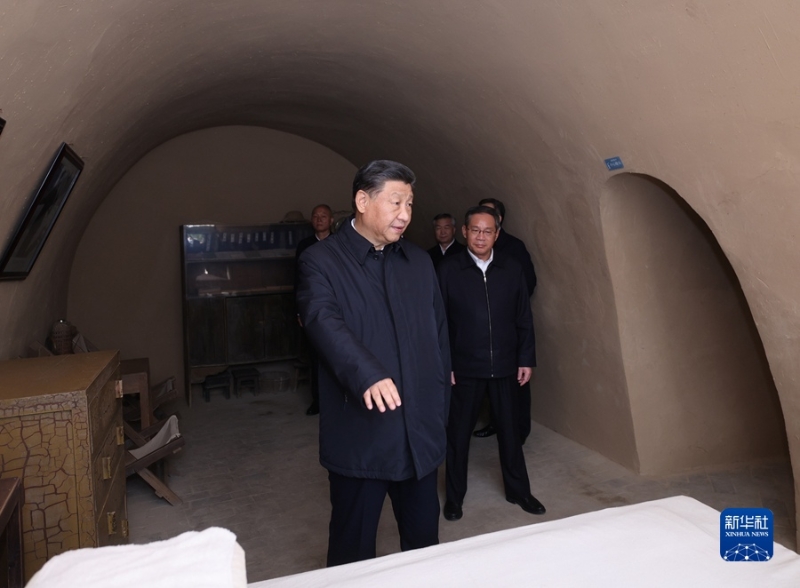 習(xí)近平等瞻仰延安革命紀念地