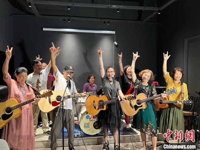 資料圖：“搖滾奶奶”樂(lè)隊(duì)排練中?！±钻艃?攝