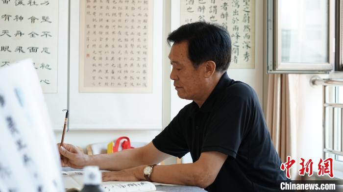 資料圖：甘肅金昌市金川區(qū)居家養(yǎng)老服務(wù)中心老人寫(xiě)書(shū)法。魏建軍 攝