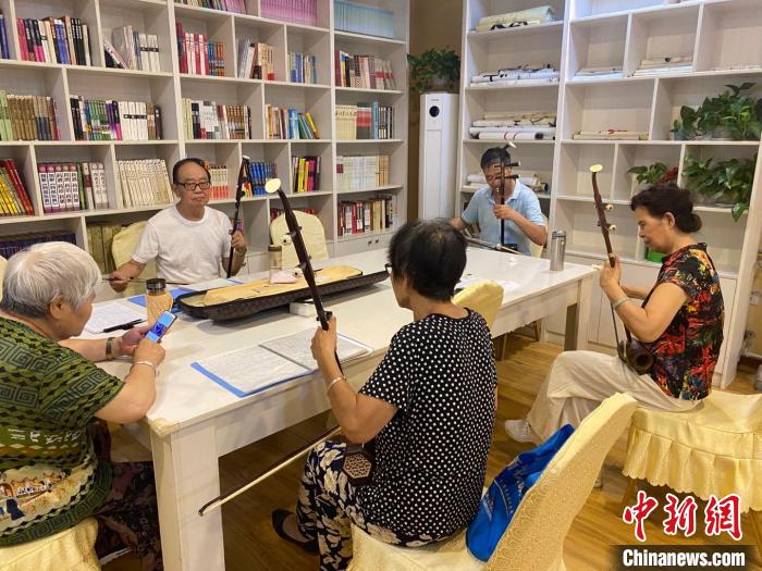 資料圖：河北保定某社區(qū)的日間照料服務(wù)站內(nèi)，老人們一起拉二胡。　趙丹媚 攝