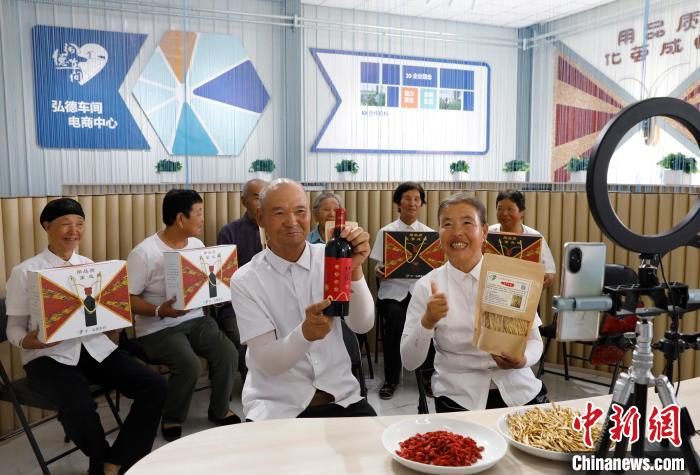 資料圖：老人在直播中推介當(dāng)?shù)剞r(nóng)產(chǎn)品。楊迪 攝
