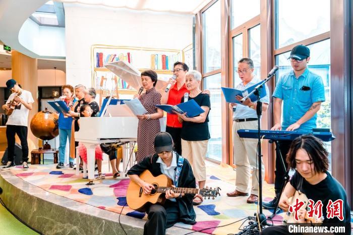 資料圖：江蘇無(wú)錫，一家養(yǎng)老機(jī)構(gòu)內(nèi)歡聲笑語(yǔ)。周賢覽 攝