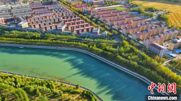圖為海西州德令哈市住房矗立在巴音河畔，風(fēng)景秀麗?！“蛨D那生 攝