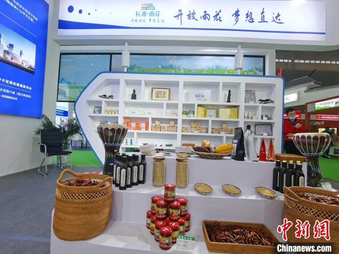 多種非洲農(nóng)產(chǎn)品現(xiàn)身自貿(mào)雨花區(qū)塊展區(qū)。　向一鵬 攝