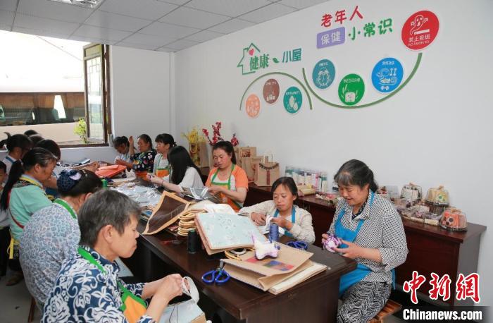 圖為脫貧人員在幫扶車間就業(yè)?！≈貞c人社供圖