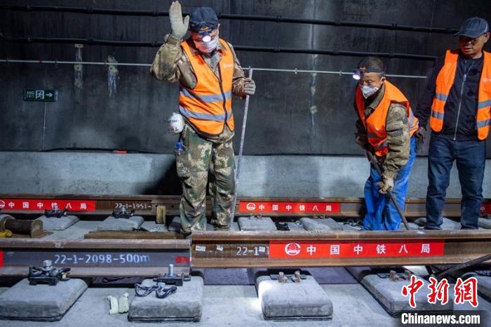 成昆鐵路復線峨冕段最后一對鋼軌鋪設到位?！⒅铱?攝