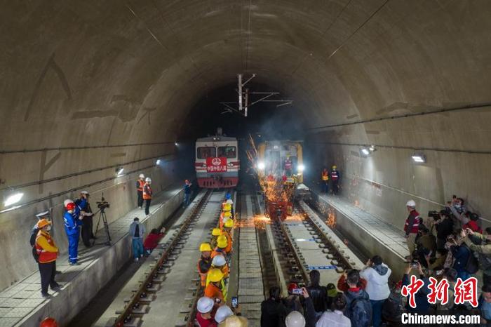 成昆鐵路復線峨冕段焊軌現(xiàn)場?！⒅铱?攝