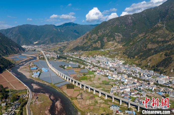 成昆鐵路復線峨冕段冕山特大橋。　劉忠俊 攝