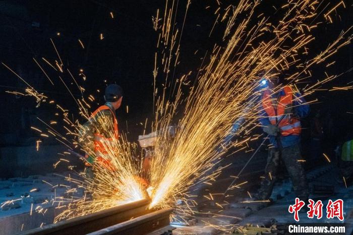 成昆鐵路復線峨冕段小相嶺隧道施工現(xiàn)場正在切割鋼軌?！⒅铱?攝