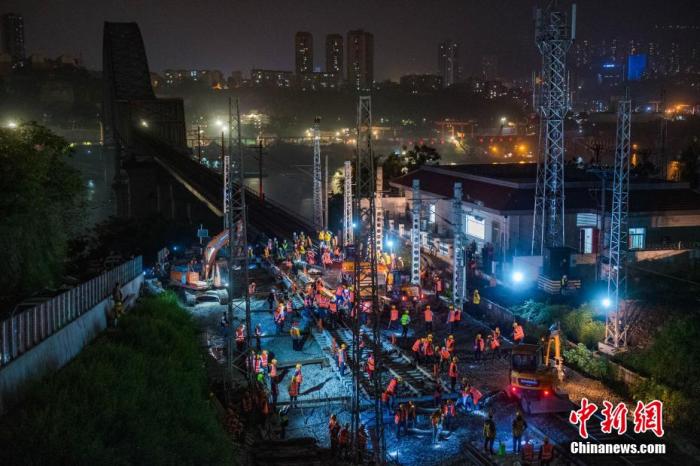 資料圖：圖為重慶萬州聯(lián)合壩線路所站改工程施工現(xiàn)場，工人們挑燈夜戰(zhàn)。 侯本艷 攝