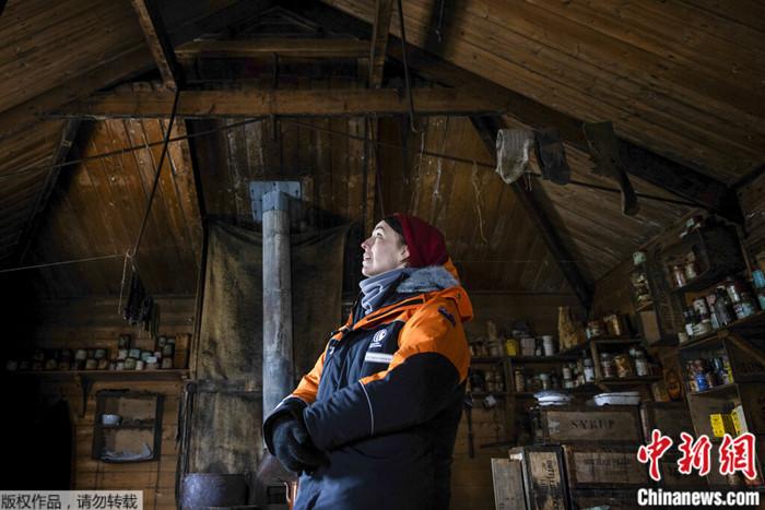 2022年10月27日，新西蘭總理阿德恩在南極洲羅斯島上一個(gè)探險(xiǎn)隊(duì)的小屋里。