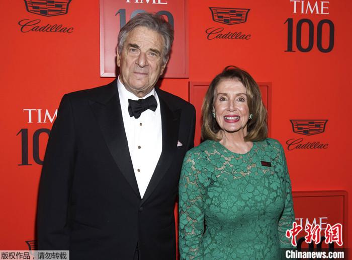 資料圖：美國會(huì)眾議長南?！づ迓逦骱驼煞虮Ａ_·佩洛西。