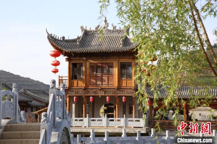 圖為秦州區(qū)平南鎮(zhèn)蘇灣村民俗莊園中的樓臺亭閣。(資料圖) 秦州區(qū)委宣傳部供圖